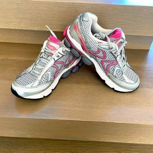 Aetrex Women's Silver and Pink Athletic Sneakers